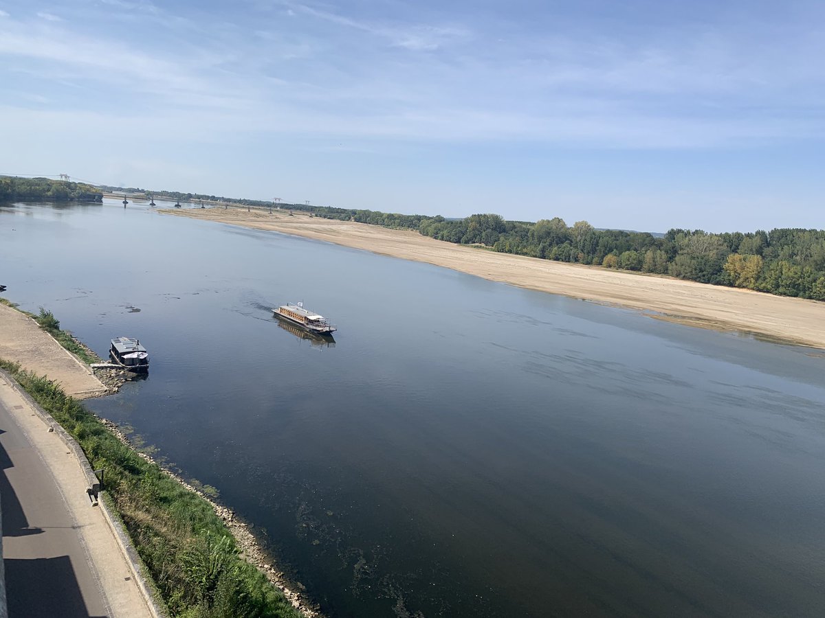 ValentinMaisons's tweet photo. La @La_Loire_a_Velo , paysages magnifiques🌳, châteaux 🏰 et incivilités des automobilistes. Entre ceux qui ne nous respectent pas sur les zones partagés et ceux qui agressent verbalement alors qu’ils sont garés sur une piste cyclable 😤😠 Help @50_euros @CC37fub https://t.co/IqBiX9x8B8