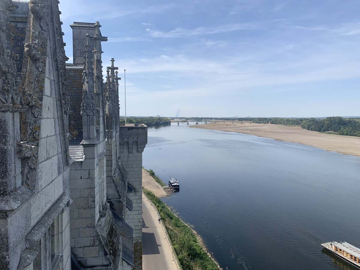 ValentinMaisons's tweet photo. La @La_Loire_a_Velo , paysages magnifiques🌳, châteaux 🏰 et incivilités des automobilistes. Entre ceux qui ne nous respectent pas sur les zones partagés et ceux qui agressent verbalement alors qu’ils sont garés sur une piste cyclable 😤😠 Help @50_euros @CC37fub https://t.co/IqBiX9x8B8