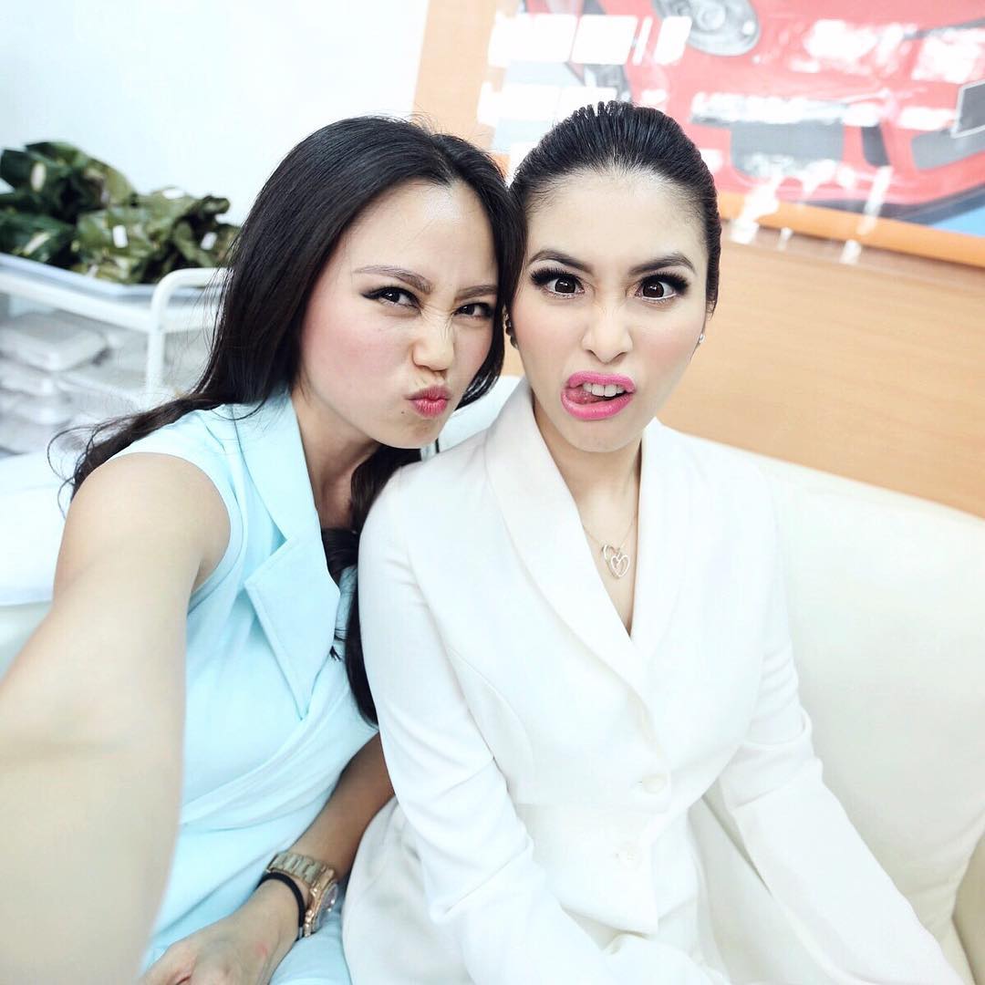 BettyLyining2's tweet photo. selfie with her 🤣 you face funny kattie https://t.co/OcROwXKx4T