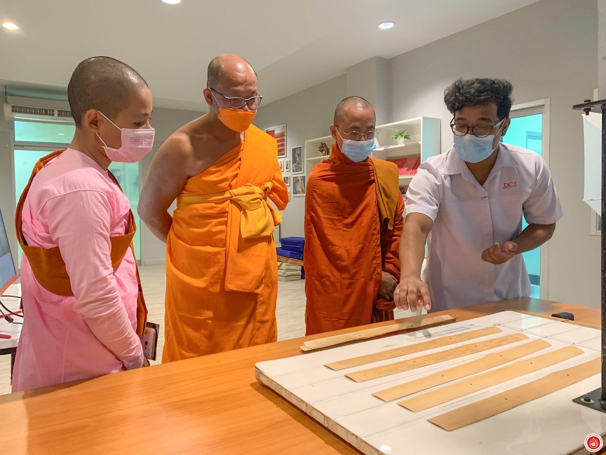 MPSCchannel's tweet image. คณะพระภิกษุและแม่ชีจากประเทศเมียนมาร์
ได้เข้าเยี่ยมชมโครงการพระไตรปิฎกฉบับธรรมชัย
และรับชมขั้นตอนการทำงานด้านการอนุรักษ์
คัมภีร์ใบลานของแต่ละหน่วยงาน

รับชมภาพเพิ่มเติมได้ที่ bit.ly/3SOiNxR

#พระพุทธศาสนา
#DTP #MPSCChannel
#โครงการพระไตรปิฎกฉบับธรรมชัย
#DigitalHumanities