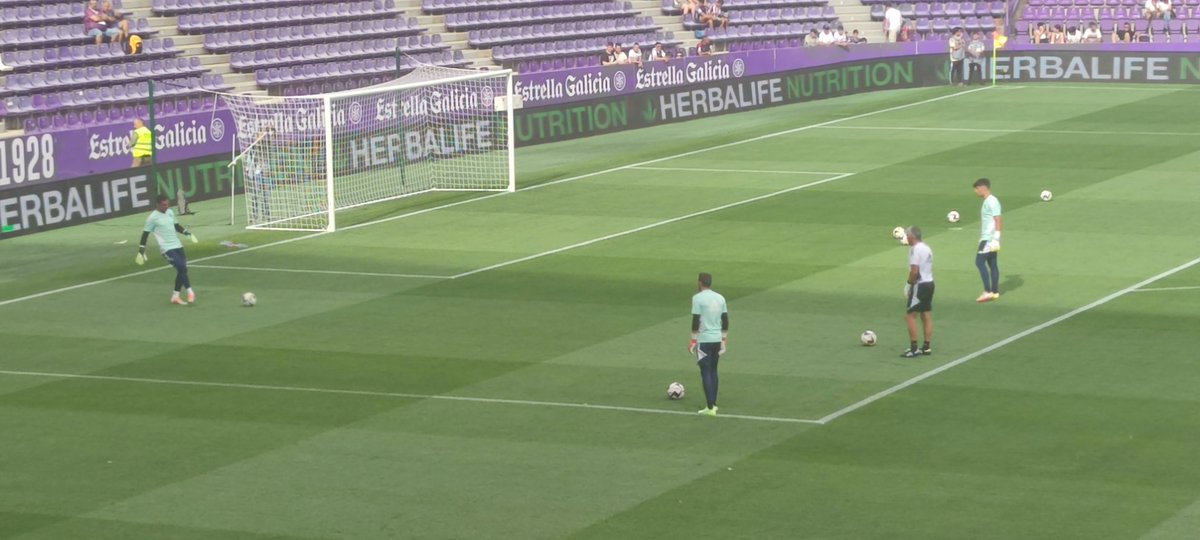 Pucela_Fichajes's tweet photo. Ya tenemos calentando sobre el césped del estadio José Zorrilla a los tres guardametas que tiene hoy @pacheta_oficial a sus órdenes #Masip.
@SergioAsenjo1 y #Aceves. Y como siempre bajo la atenta supervisión de @JMSANTISTEBAN1 . https://t.co/gcikpG3Luw