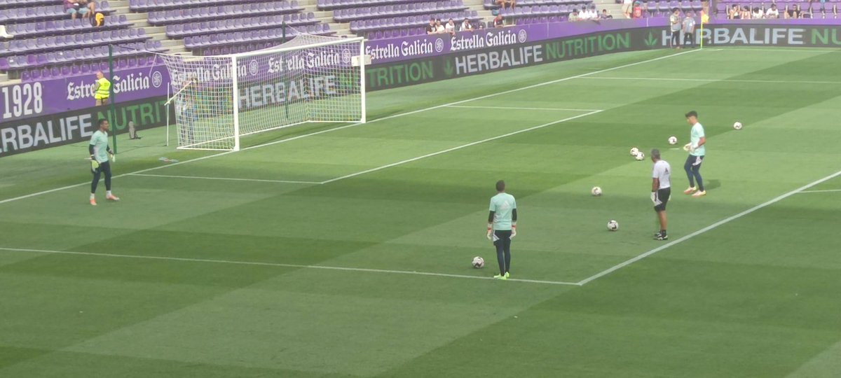 Pucela_Fichajes's tweet photo. Ya tenemos calentando sobre el césped del estadio José Zorrilla a los tres guardametas que tiene hoy @pacheta_oficial a sus órdenes #Masip.
@SergioAsenjo1 y #Aceves. Y como siempre bajo la atenta supervisión de @JMSANTISTEBAN1 . https://t.co/gcikpG3Luw