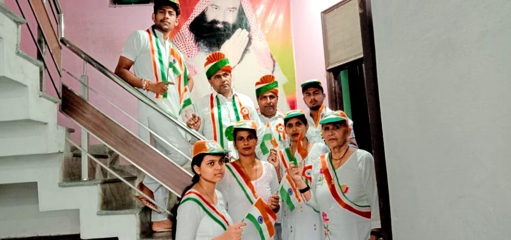 OfficialMSGfc's tweet photo. DSS volunteers are actively participating in #HarGharTirangaCampaign from every corner of India proudly. Following #11thLetterByMSG , volunteers from Block Israna Dist. Panipat respected our National Flag and the unmatched sacrifices made by our freedom fighters. https://t.co/azKCmWKwui