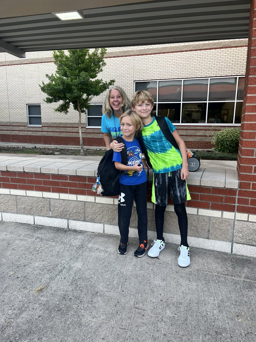 tabby_swift's tweet image. @SiglerStars These boys are super happy to be back! #firstdayofschool