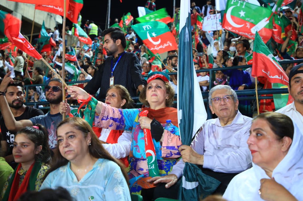 iAishahAdv's tweet photo. ہاکی کے میدان میں بلے کا راج ✌️
کیا بچے،کیا بوڑھے کیا نوجوان،یہ خوددار قوم اپنے بہادرلیڈر کےساتھ ڈٹ کرکھڑی ہے✌️
#حقیقی_آزادی_جلسہ
#جشن_آزادی_کپتان_کے_سنگ https://t.co/7bKfpzUZFu