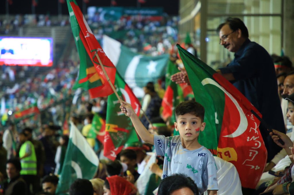 iAishahAdv's tweet photo. ہاکی کے میدان میں بلے کا راج ✌️
کیا بچے،کیا بوڑھے کیا نوجوان،یہ خوددار قوم اپنے بہادرلیڈر کےساتھ ڈٹ کرکھڑی ہے✌️
#حقیقی_آزادی_جلسہ
#جشن_آزادی_کپتان_کے_سنگ https://t.co/7bKfpzUZFu