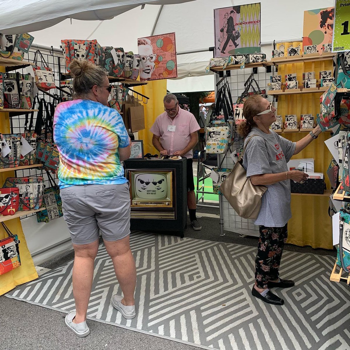 printclubroc's tweet photo. Moon Rabbit Press is in Printer's Row, Chicago.
GOOD MORNING!!! @PrintersRowArtFest is on!!!
Come visit @scottyjones_urthyfiberart and I today and tomorrow, 10-5, on Dearborn Polk & Harrison.
#MoonRabbitPress #GoodMorningSunshine #Printmaking #Linocut #IndependantArtist https://t.co/IlPtDXO0Ri