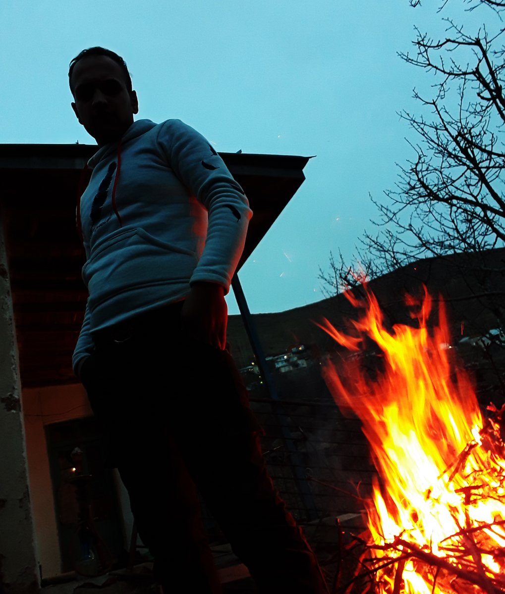 ONadibabaei's tweet photo. I took this photo of my friend in 2017 when he was standing by her fire
I remember it was a cold winter

We drank wine and sang and danced until the morning
remember it well🙂🥰

#Friend #fire #cold #NFT  #NFTs #NFTGiveaway #dropyournft #dropyourart #opensea #OpenSeaNFT 
#onb https://t.co/pwo7lvlVSa