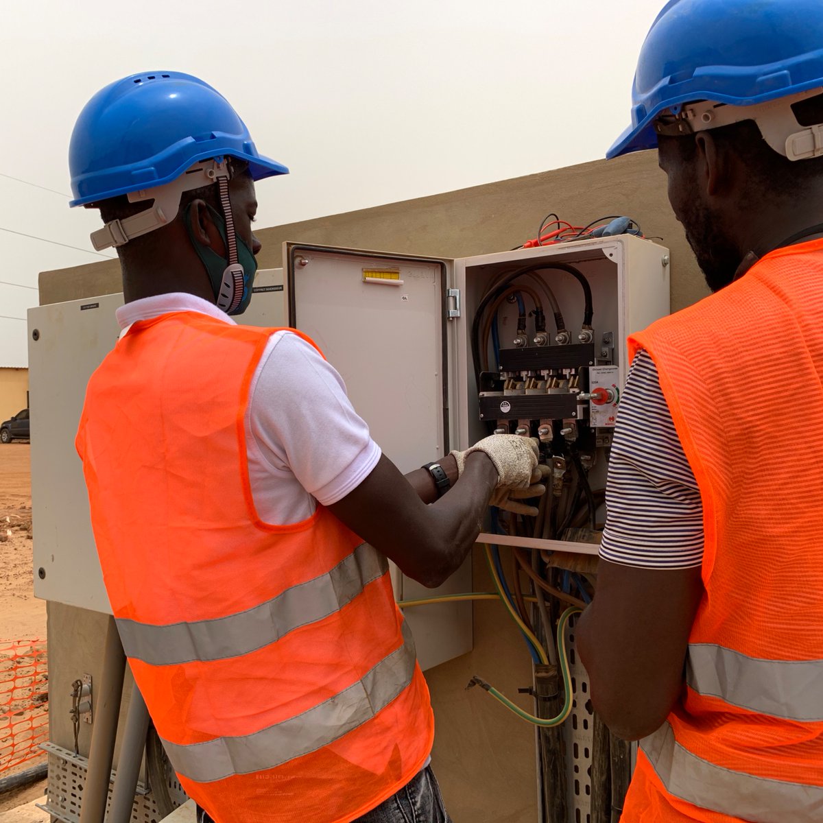 OGentreprise_'s tweet photo. Nos équipes travaillent aujourd’hui sous le soleil de Malikounda 🌤.

Installation d’un coffret électrique, regroupant tous les circuits de l’installation électrique. 

N’hésitez pas à nous contacter pour l’installation et la révision de votre réseau électrique. https://t.co/69noTc0p89