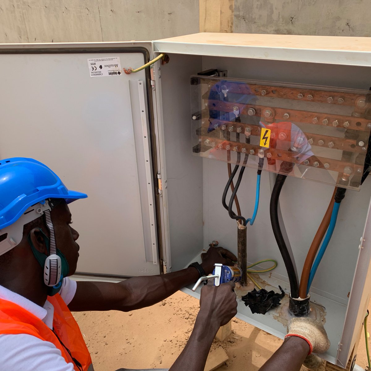 OGentreprise_'s tweet photo. Nos équipes travaillent aujourd’hui sous le soleil de Malikounda 🌤.

Installation d’un coffret électrique, regroupant tous les circuits de l’installation électrique. 

N’hésitez pas à nous contacter pour l’installation et la révision de votre réseau électrique. https://t.co/69noTc0p89