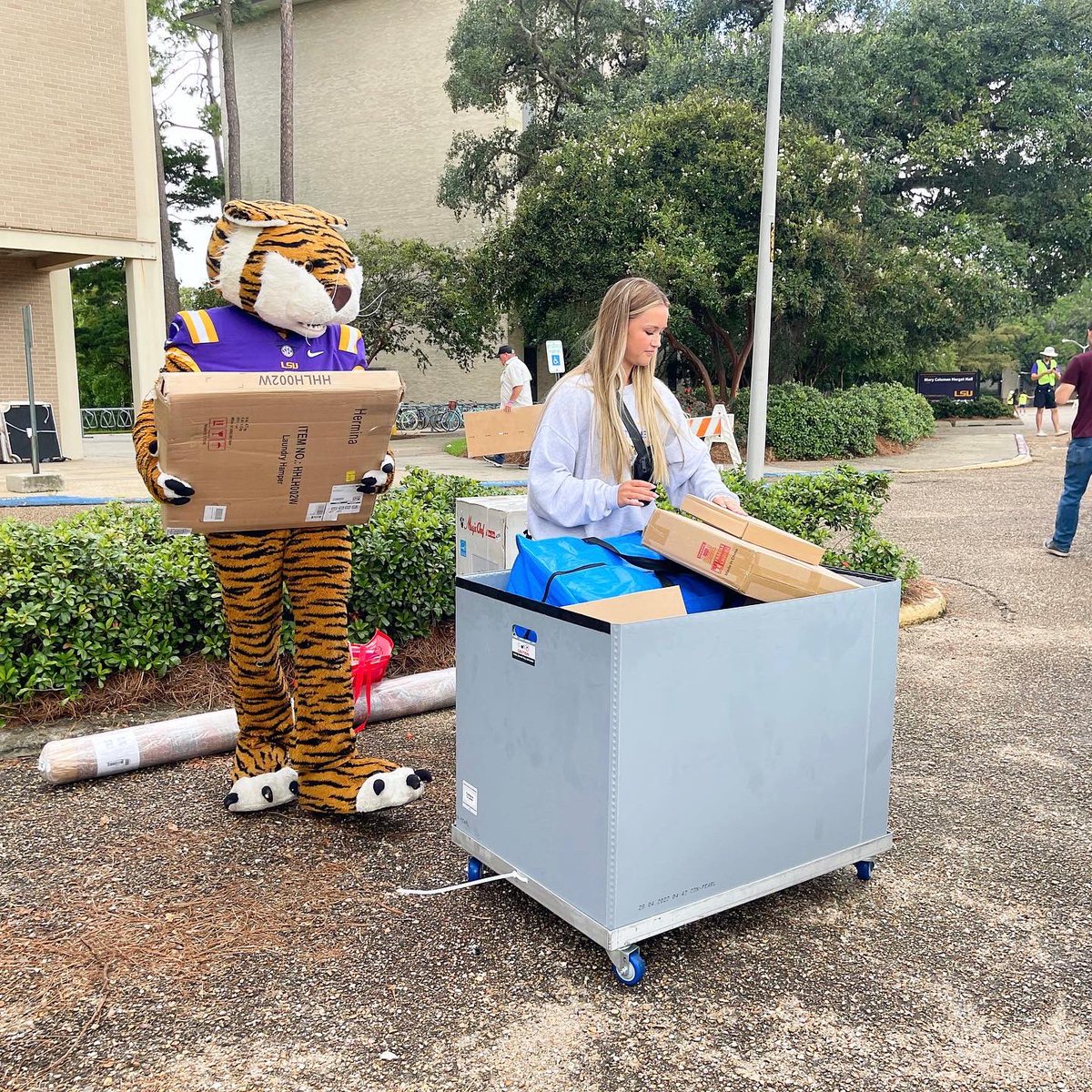 LSUResLife's tweet photo. .@LSUmiketiger helped welcome #LSU26 to their LSU home for Move-In Day two! 💜💛#LSUMoveIn https://t.co/xw2M0rg65Y