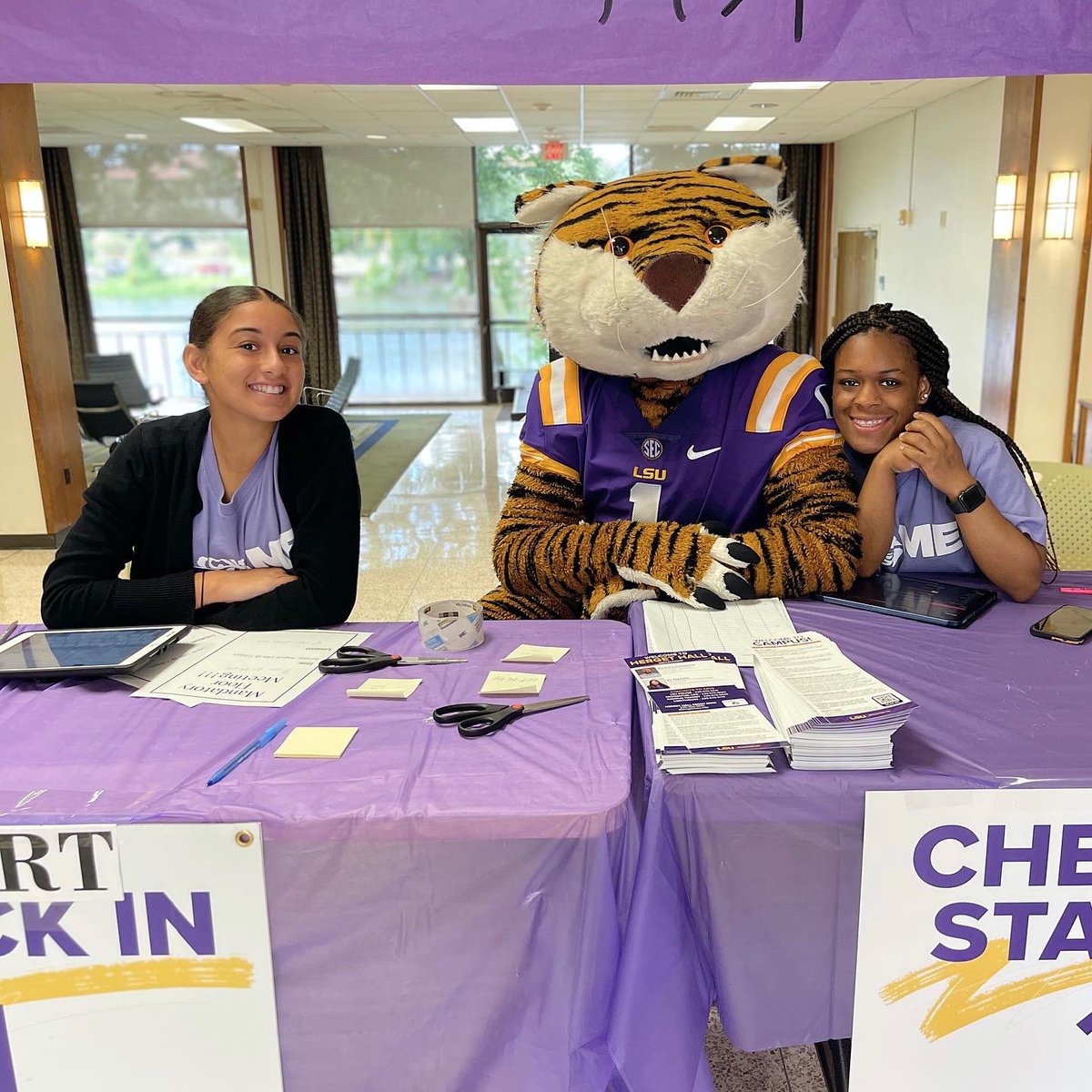 LSUResLife's tweet photo. .@LSUmiketiger helped welcome #LSU26 to their LSU home for Move-In Day two! 💜💛#LSUMoveIn https://t.co/xw2M0rg65Y