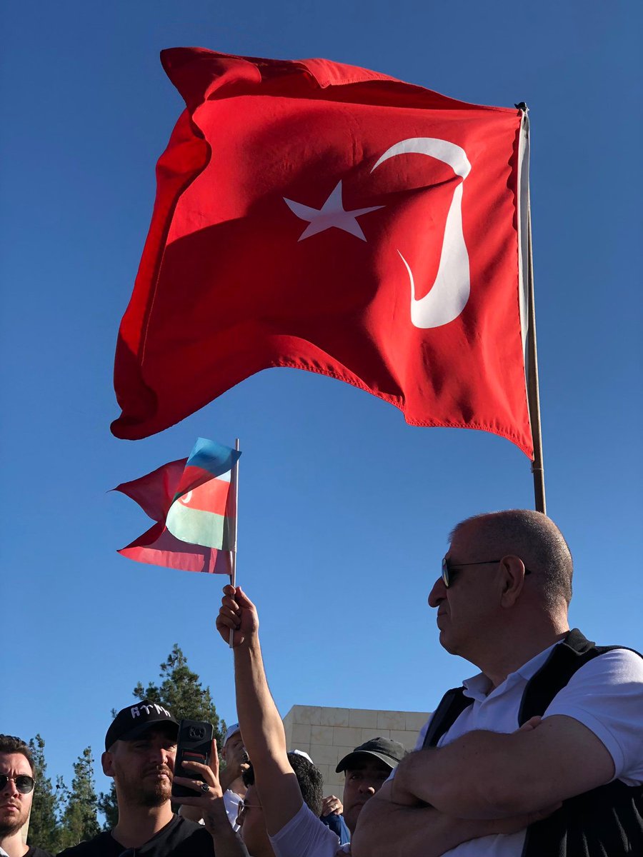 Değerli yurttaşlarım, İçişleri Bakan Yardımcısı seviyesinde bir bürokratın bir parti genel başkanı/milletvekiline ahlaksızca saldırılarını görüyorsunuz. Karşılarında bu sefer mırın kırın eden bir muhalefet değil, Türk Milleti için savaşan Zafer Partisi var.Geri adım atmayacağız