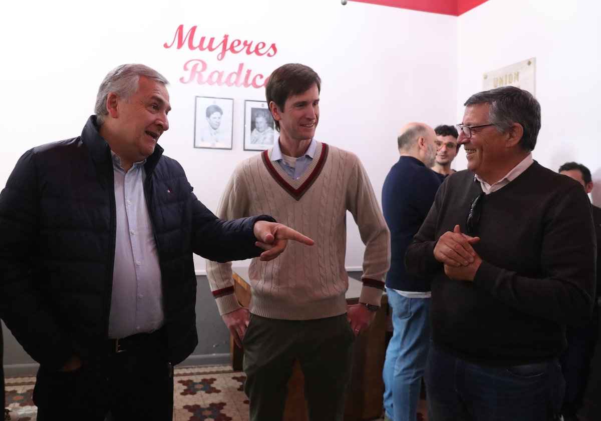 ucrazuloficial's tweet photo. Comenzó la visita de @GerardoMorales a nuestra ciudad, donde fue recibido en la Casa Radical por dirigentes locales, para luego brindar una conferencia a los medios.
#UcrAzul
@ucrnacional https://t.co/TgjuZYdRLf