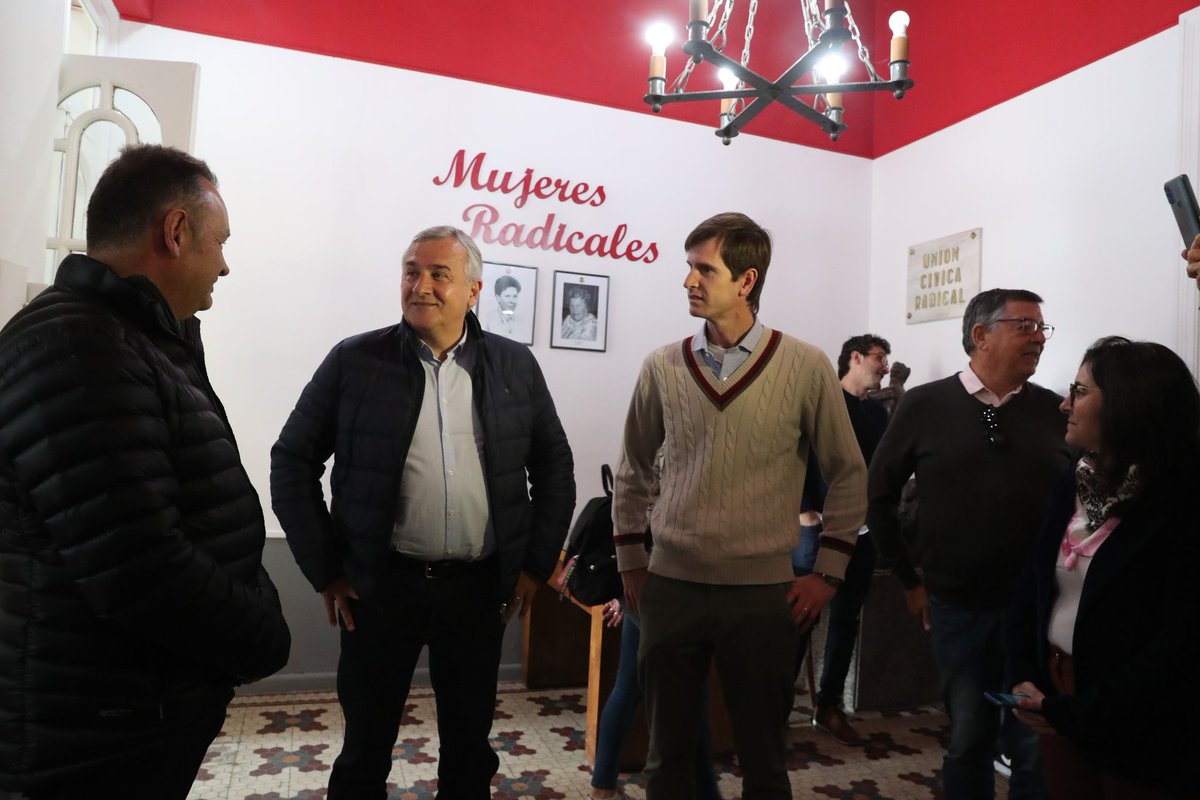 ucrazuloficial's tweet photo. Comenzó la visita de @GerardoMorales a nuestra ciudad, donde fue recibido en la Casa Radical por dirigentes locales, para luego brindar una conferencia a los medios.
#UcrAzul
@ucrnacional https://t.co/TgjuZYdRLf