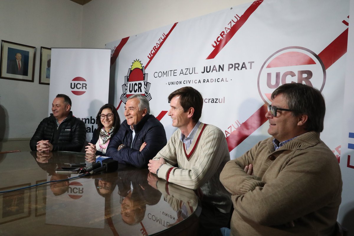ucrazuloficial's tweet photo. Comenzó la visita de @GerardoMorales a nuestra ciudad, donde fue recibido en la Casa Radical por dirigentes locales, para luego brindar una conferencia a los medios.
#UcrAzul
@ucrnacional https://t.co/TgjuZYdRLf