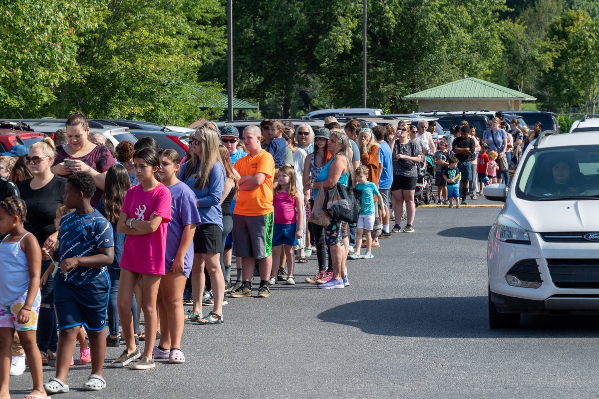 jcpsnc's tweet photo. The first ever @jcpsnc Back to School Bash is a huge success! What a great way to begin the the 2022-23 school year. More than 1,000 people came to take advantage of the free services offered by the best community in the world.  It's going to be a great year!

#jcpsnc #ThriveJCPS https://t.co/j0Lfyjnq3U