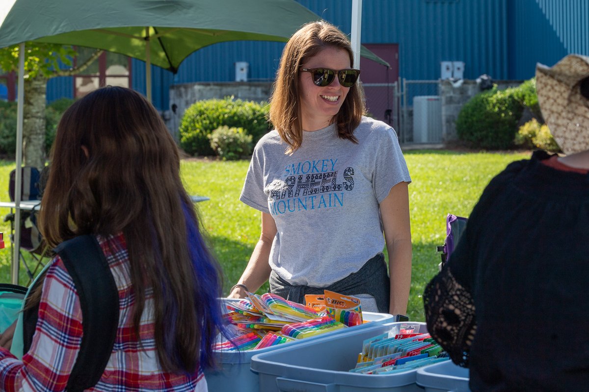 jcpsnc's tweet photo. The first ever @jcpsnc Back to School Bash is a huge success! What a great way to begin the the 2022-23 school year. More than 1,000 people came to take advantage of the free services offered by the best community in the world.  It's going to be a great year!

#jcpsnc #ThriveJCPS https://t.co/j0Lfyjnq3U
