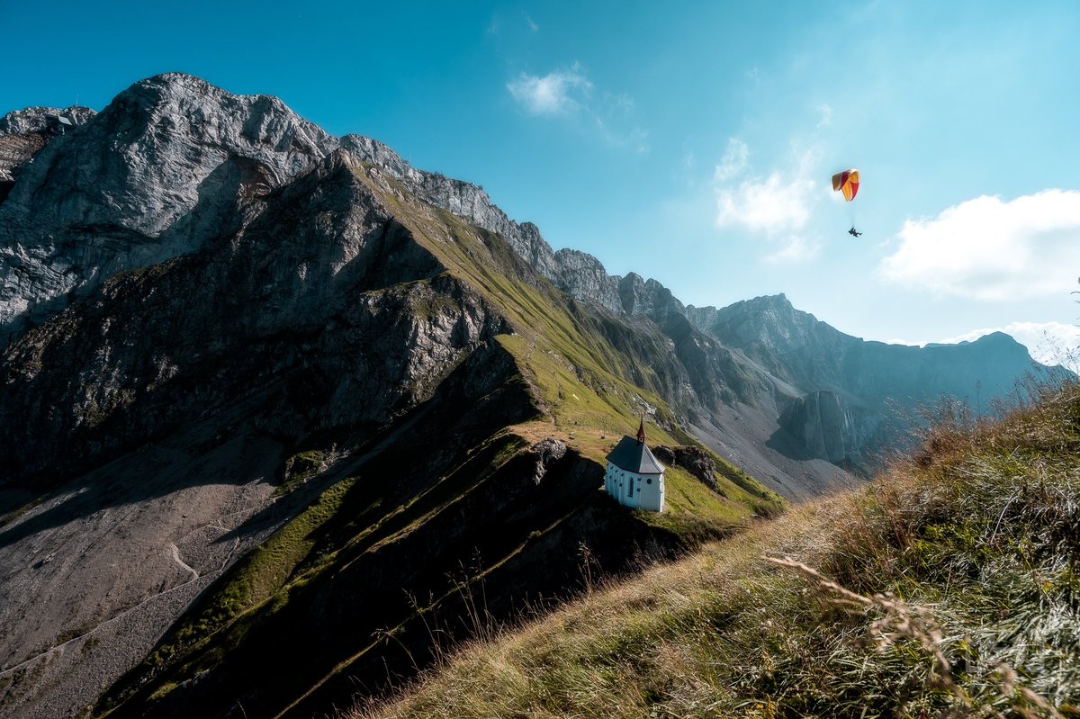 The quintessential #Switzerland scene 😍 hang gliding from #mountpilatus over #klimsenkapelle, close to #lucerne <a href="/MySwitzerland_e/">Switzerland</a> @ilovelucerne #swiss #visitswitzerland #suisse #inlovewithswitzerland <a href="/swiss_un/">SwitzerlandUN</a> #swissalps #paragliding