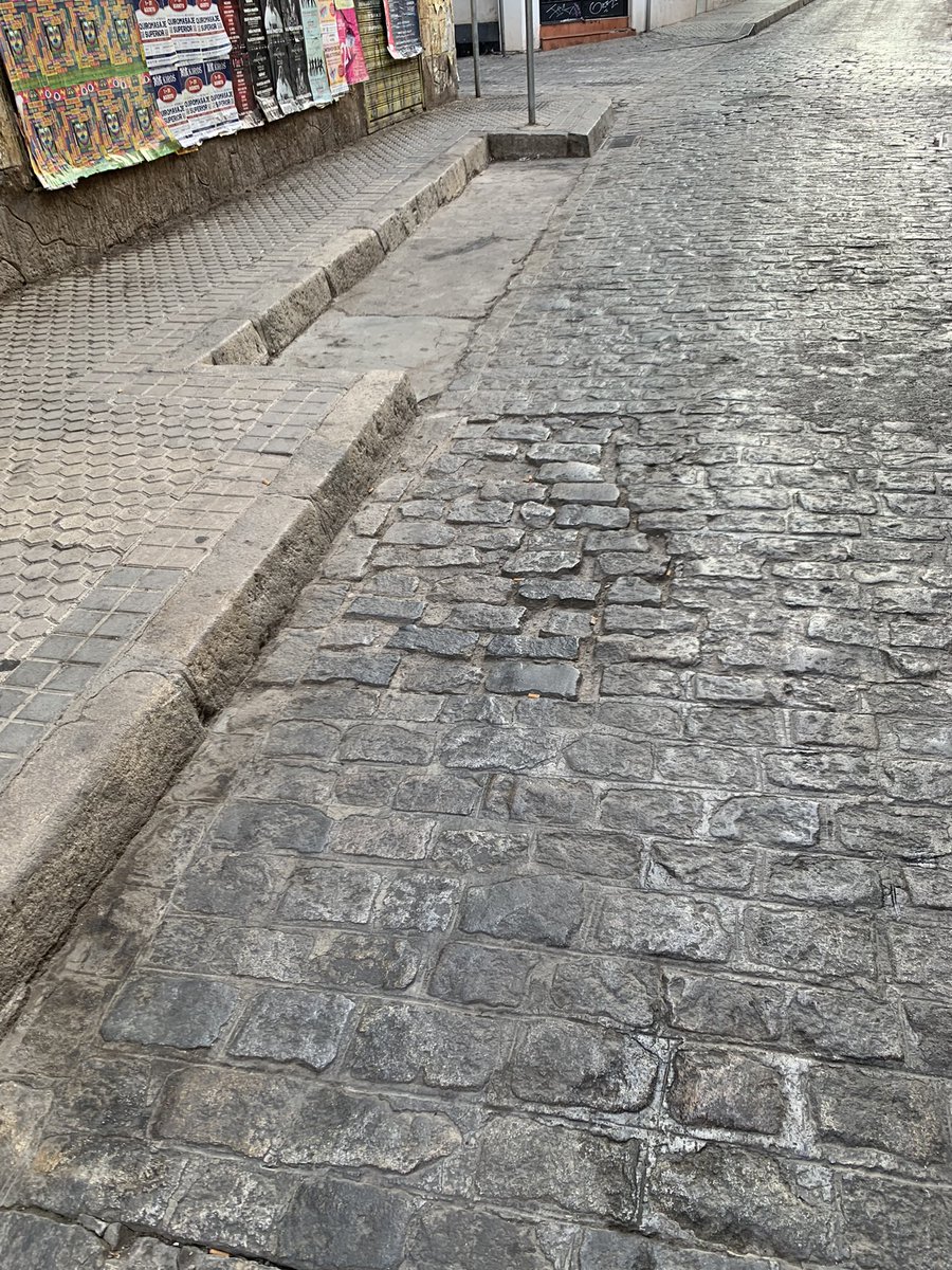 ElPumarejo's tweet photo. Calle Relator. @HuellasSevilla @SevDegradada @Ayto_Sevilla @emasesa https://t.co/cNT49U25vE