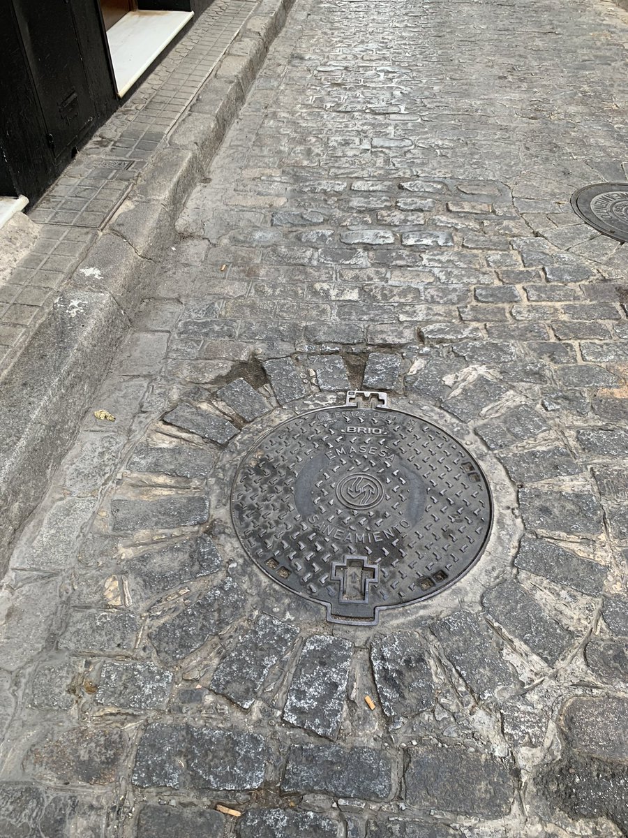 ElPumarejo's tweet photo. Calle Relator. @HuellasSevilla @SevDegradada @Ayto_Sevilla @emasesa https://t.co/cNT49U25vE