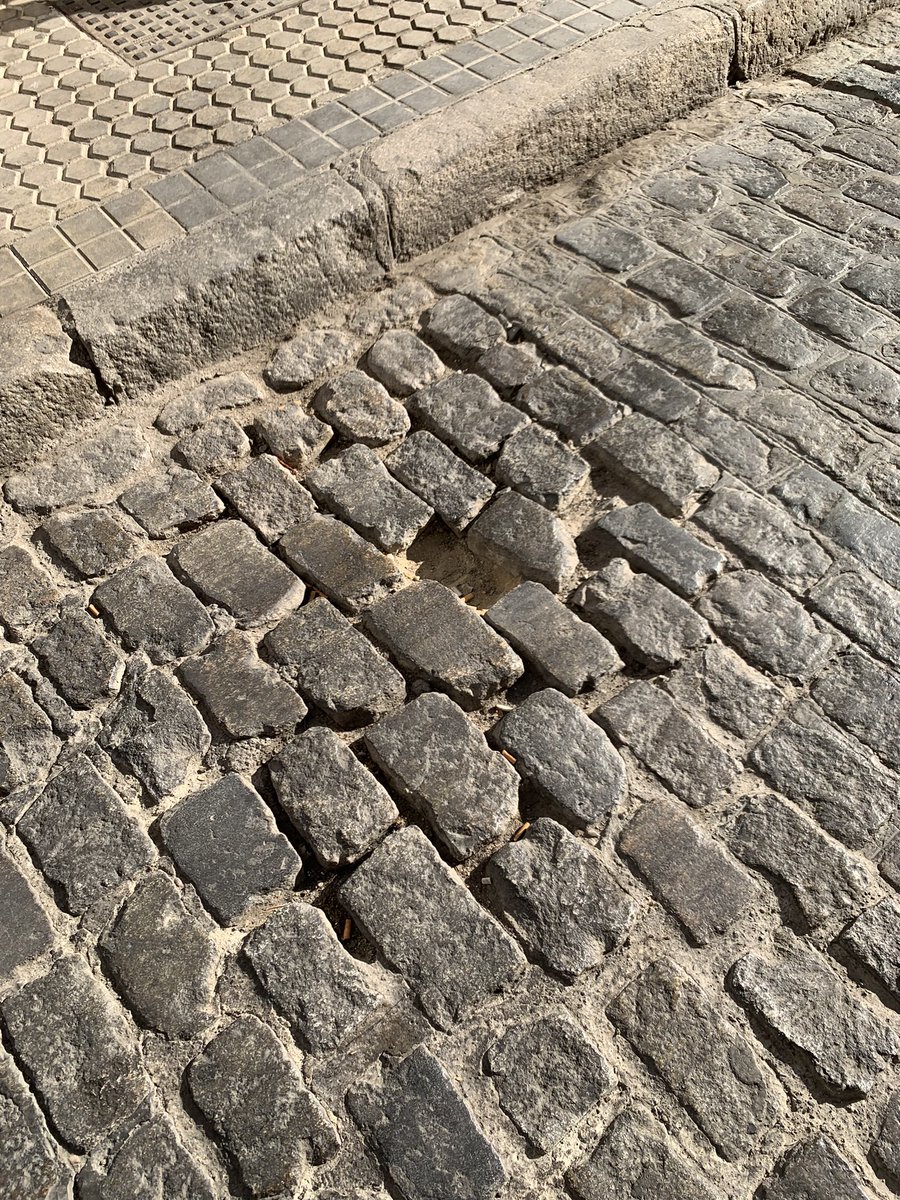 ElPumarejo's tweet photo. Calle Relator. @HuellasSevilla @SevDegradada @Ayto_Sevilla @emasesa https://t.co/cNT49U25vE
