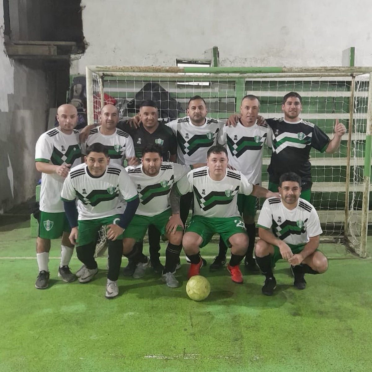 MviejoFutsal's tweet photo. #Senior ¡Ganó El Verde! 🟢⚪️

El senior volvió a la competencia con una victoria por 10-6 ante Glorias por la primera fecha del clausura de @bafi_futsal 

#VamosQueVamos #UVMV https://t.co/Hn6Eu9605E