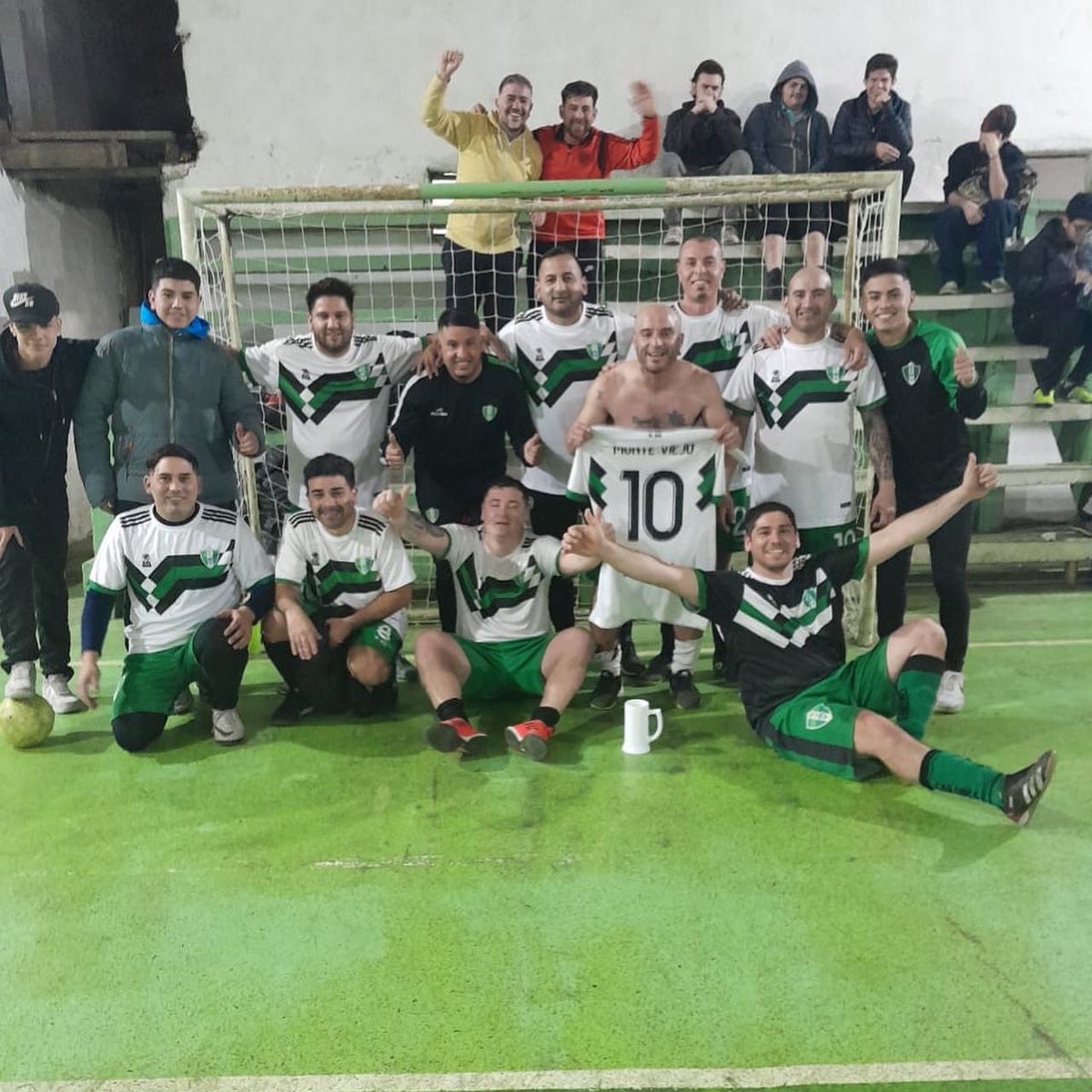 MviejoFutsal's tweet photo. #Senior ¡Ganó El Verde! 🟢⚪️

El senior volvió a la competencia con una victoria por 10-6 ante Glorias por la primera fecha del clausura de @bafi_futsal 

#VamosQueVamos #UVMV https://t.co/Hn6Eu9605E