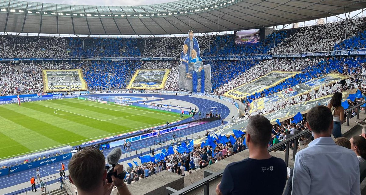 WHerthaner's tweet photo. Stolz auf die Ostkurve und die geniale Choreo! Stolz auf jeden einzelnen Fan! Durchgeschüttelt vom Spiel von "Das muss es doch sein!" bis "Danke, dass es das nicht war!" Ein Lob für die MANNSCHAFT. Dankbar für diese ganzen 🔵⚪️Emotionen!

#hahohe #HerthaBSC #WirHerthaner #BSCSGE https://t.co/ERakmwEISL