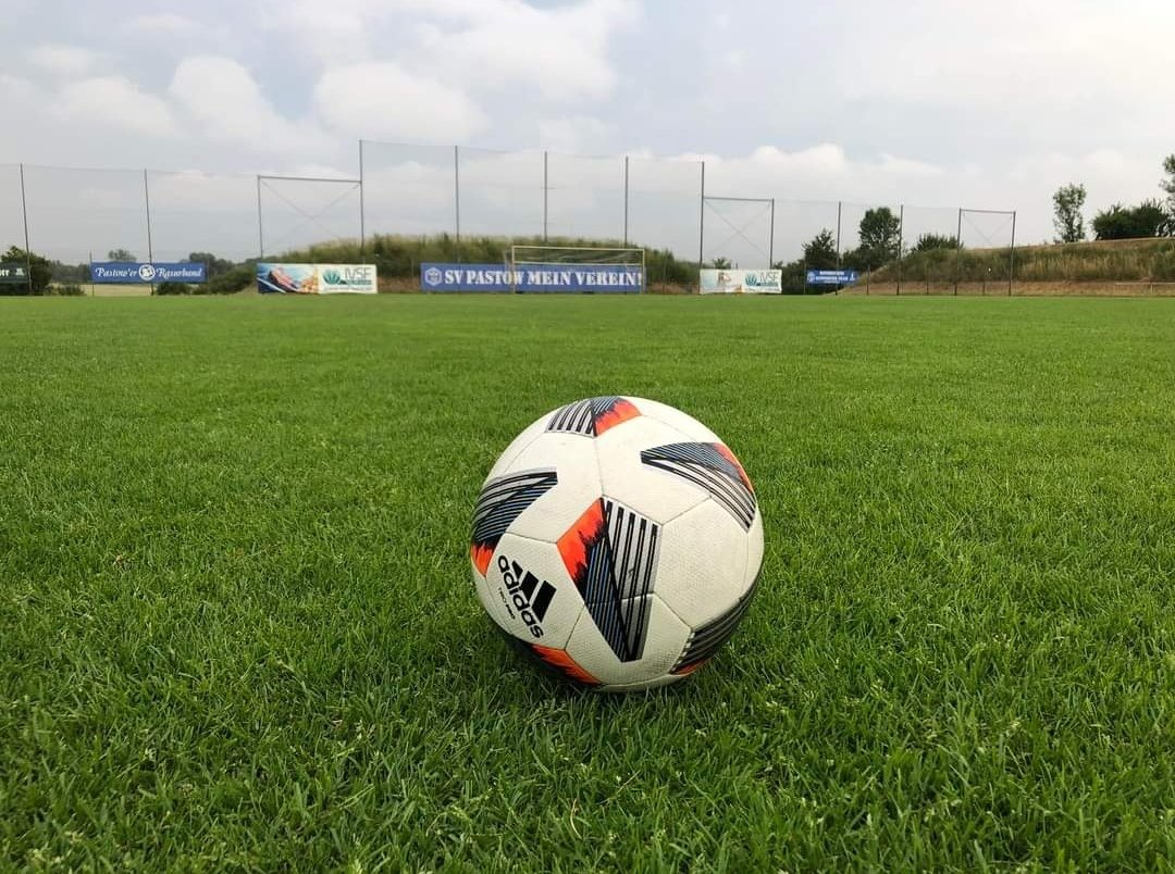 In unserem ersten Auswärtsspiel beim 1.FC Neubrandenburg mussten wir uns 0:5 (0:0) geschlagen geben. 
Großen Dank an Max und Paul von unserer 2.Männermannschaft für ihren Einsatzwillen!