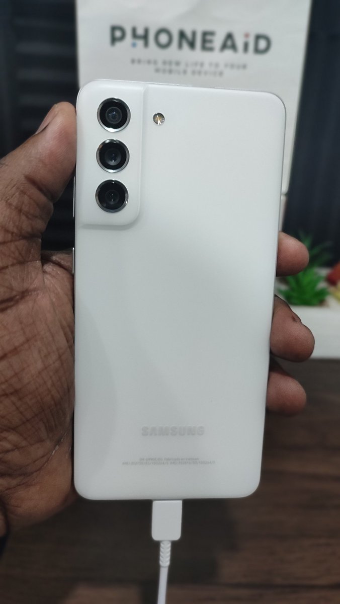 868techtv's tweet photo. Currently using the @SamsungCRBN #GalaxyS21FE and it's running well so far. It just runs a little hot at times.
#techreview #techyoutuber #samsunggalaxy #s21fe #samsungs21FE #youtubetech https://t.co/n5lKJYBCtW