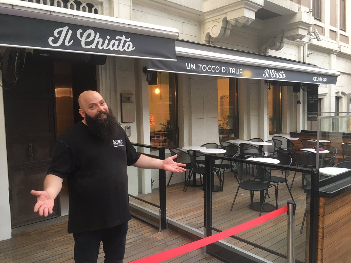 selahattintuysz's tweet photo. Twitter o kadar etkili bir mecra ki…

Sevgili Mert Özgüven’in 1 yıl önce işletmeye başladığı Il Chiato da bütün ürünler saat 7 olmadan tükenmiş. İlk defa bu saatte ürün kalmadığı ve içeri müşteri alamadığı için de şef de şaşkın.

Dünya tatlısı bir şef ve şahane bir mekan… https://t.co/3IRI5uE2M8