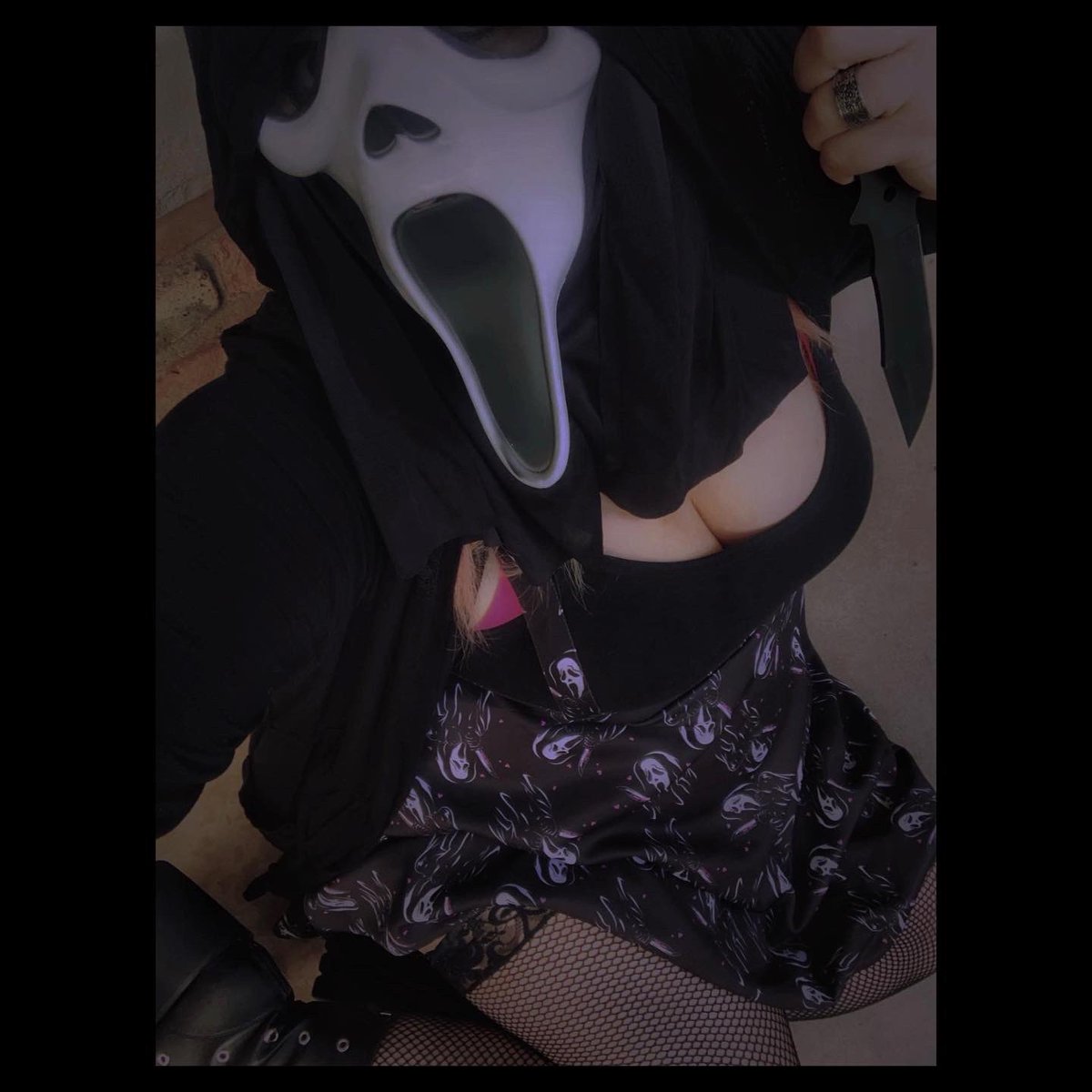 HatchetVixen's tweet photo. Hang up on me again and I’ll gut you like a fish, understand? 🔪 #Ghostface #GhostfaceCosplay #GhostfaceMask #GhostfaceFan #GhostfaceKillah https://t.co/gCOjVuEBHC