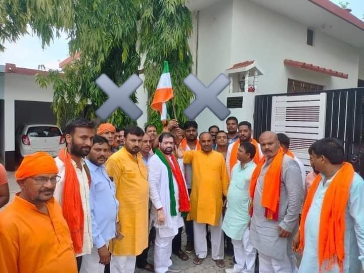 mohittrivedi808's tweet photo. माननीय सांसद जी @upendrasinghMP विधायक जी एवं माननीय मंत्री महोदय @SatishSharmaBBK
जिलाध्यक्ष जी @Shashan07458802
और समस्त @BJP4Barabanki बताए क्या ये फोटो सही है और अगर सही है तो इस तरह तिरंगे के अपमान का जवाब कौन देगा जिम्मेदारी कौन लेगा😡

@priyankaMP_BBK @BJP4India https://t.co/u7wUozq9Vj