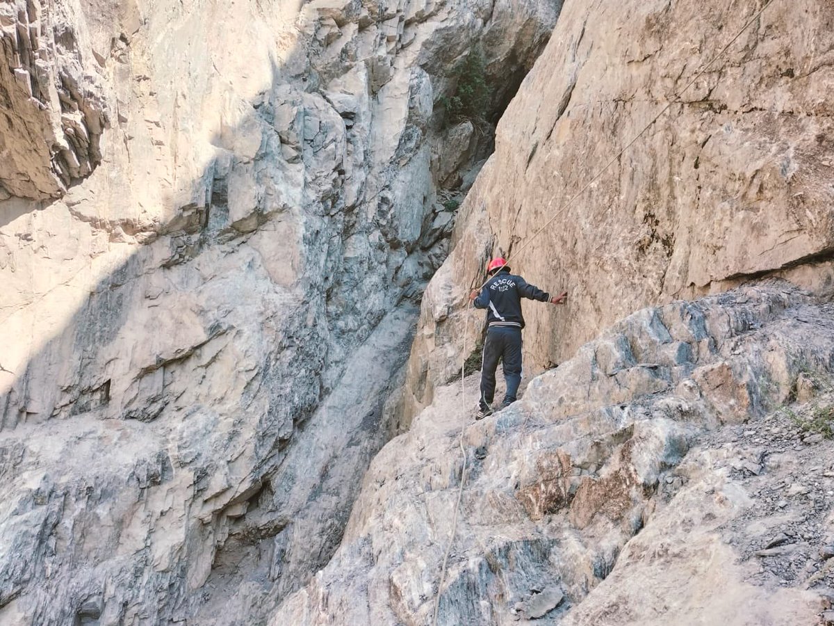 EOSkardu's tweet photo. Rescue 1122 concluded its 1st day of SAR activity for drowned military personals near Xari on JSR.  An unfortunate incident near Xari resulted drowning of military truck with 2x personals onboard. Further 2x injured civilians were shifted to DHQ Skd. @dg_rescue  @GB_RESCUE1122 https://t.co/YQY6yCdRTL