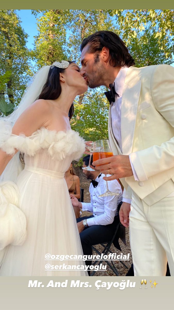 paolabrugnoni's tweet photo. E se lo dice ozge 2 ... ❤❤ #ÖzgeSerkanWedding https://t.co/E3RDYm3QcX