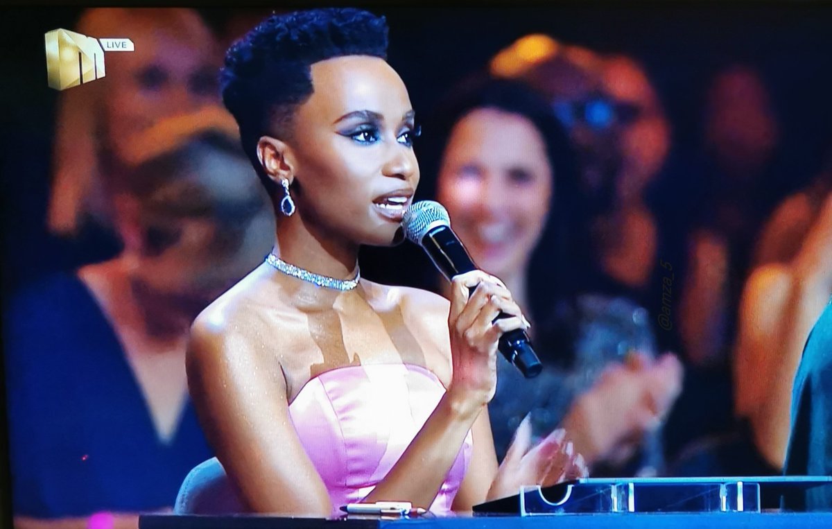 Amza_5's tweet image. Zozi Tunzi is soooo beautiful. Oh and her poise is just👌🏾. There's just something about her. Ugh she's so likeable 🥺 #MissSA2022