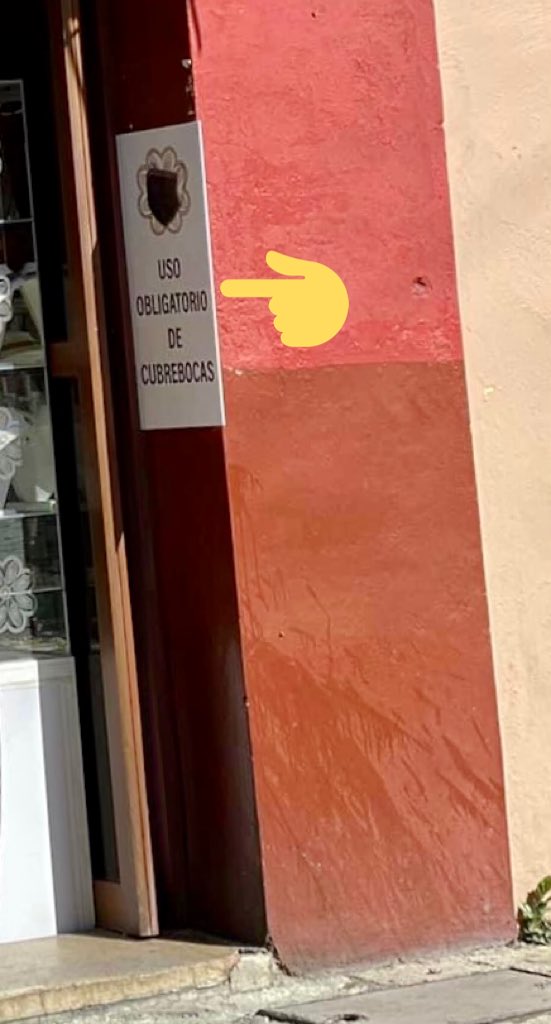 JudithArriagaH's tweet photo. Se acuerdan de mis letreros donde pedía el uso de cubrebocas a los clientes? 
Pues este par de angelitos se los robaron anoche.
#GenteOciosa #Oaxaca https://t.co/rnbl9KfRwX