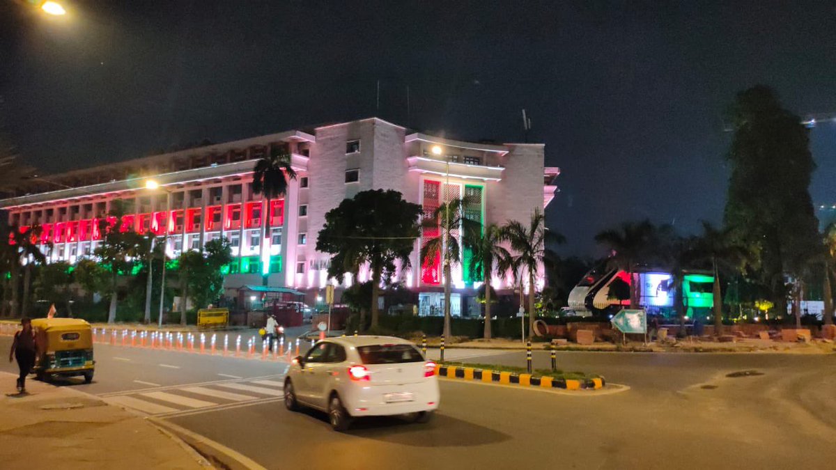 RailMinIndia's tweet photo. Rail Bhawan, headquarters of the lifeline of the nation, beautified with tricolour lighting as part of #AmritMahotsav celebrations.

#HarGharTiranga https://t.co/1ryI3X8j7S