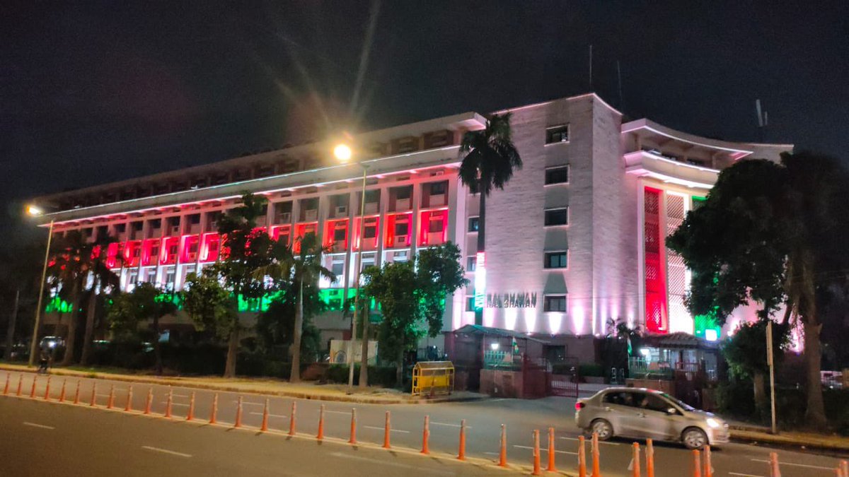 RailMinIndia's tweet photo. Rail Bhawan, headquarters of the lifeline of the nation, beautified with tricolour lighting as part of #AmritMahotsav celebrations.

#HarGharTiranga https://t.co/1ryI3X8j7S