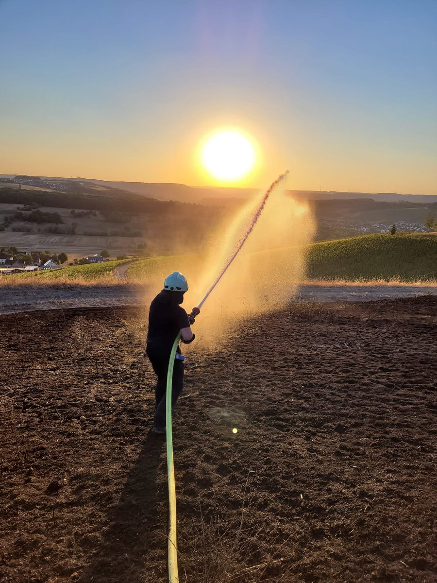 FeuerwehrIrsch's tweet photo. (2) Zu einem großen Flächen- und Waldbrand in der Nähe von Konz-Krettnach alarmierte die Integrierte Leitstelle Trier am gestrigen Freitagabend zahlreiche Feuerwehren der Verbandsgemeinden #Konz, #Ruwer, #Hermeskeil, #TrierLand und #TrierSaarburg sowie #Schweich. https://t.co/rEtKAzSr6O