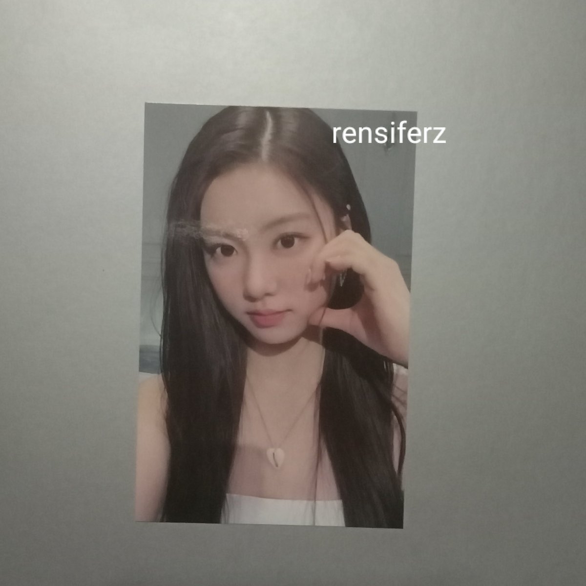 rensiferz's tweet photo. Wts พร้อมส่ง | การัม debut showcase โชว์เคส 500 รวมส่ง ems มีตำหนิด้านหลังตามภาพ หน้าการ์ดตามที่เราส่องไม่เจอตำหนิค่ะ ขอดูเพิ่มเติมได้ค้าบ 🌟 #ตลาดนัดlesserafim https://t.co/QYoI5HZPSi