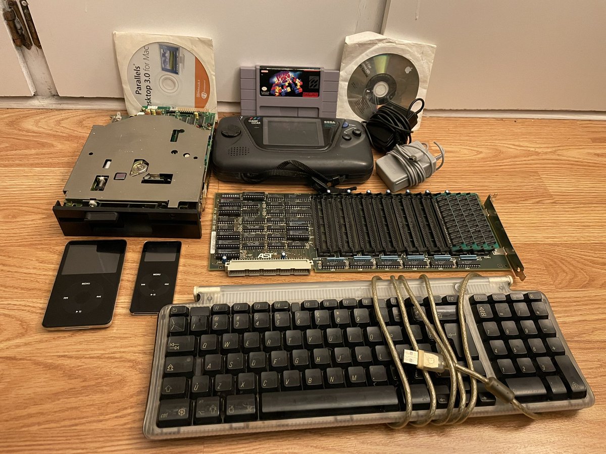 TechyRetro's tweet photo. Not a bad haul if I do say so myself!
#fleamarket
#gamegear
#parallels
#finalcut
#tetris2
#ipod
#ramcard
#minidvd
#nintendoadapters
#floppydrive
#keyboard https://t.co/8SR0EU5Ta3