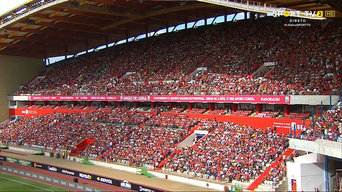 Estádio cheio.

O Benfica joga sempre em casa.