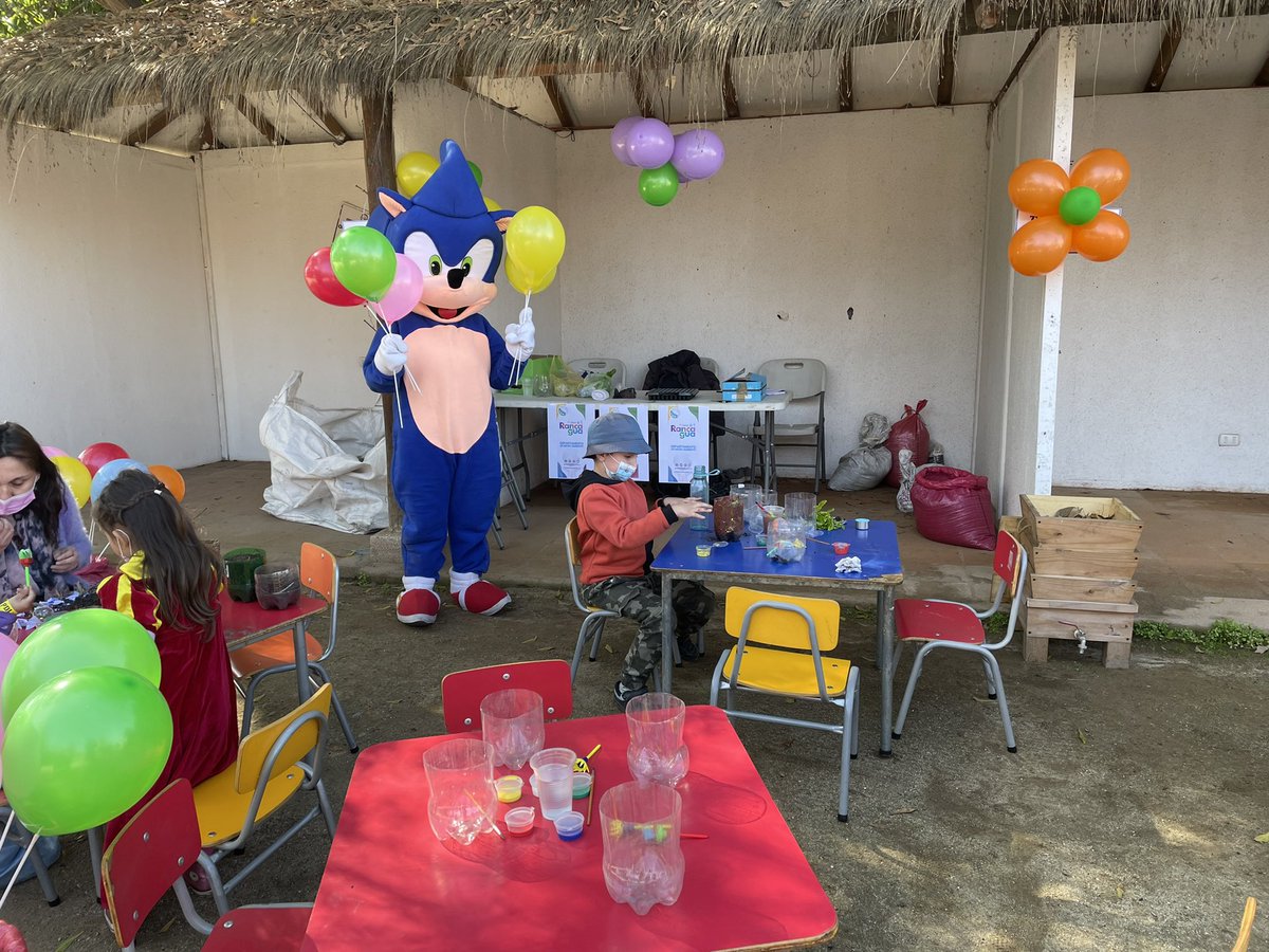 Rguasustentable's tweet photo. Están todos invitados a celebrar el día de la Niñez y adolescencia acá en la media luna de Rancagua, la dirección de Gestión ambiental junto al dep de medio ambiente tenemos talleres de compostaje y de reciclaje ♻️ vengan a disfrutar de este día!! https://t.co/mIHun7JpaP