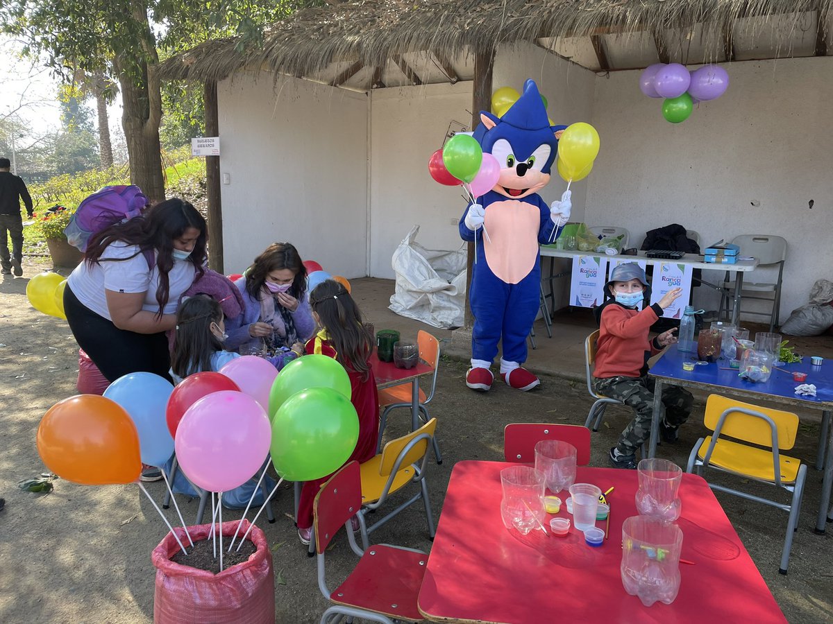 Rguasustentable's tweet photo. Están todos invitados a celebrar el día de la Niñez y adolescencia acá en la media luna de Rancagua, la dirección de Gestión ambiental junto al dep de medio ambiente tenemos talleres de compostaje y de reciclaje ♻️ vengan a disfrutar de este día!! https://t.co/mIHun7JpaP