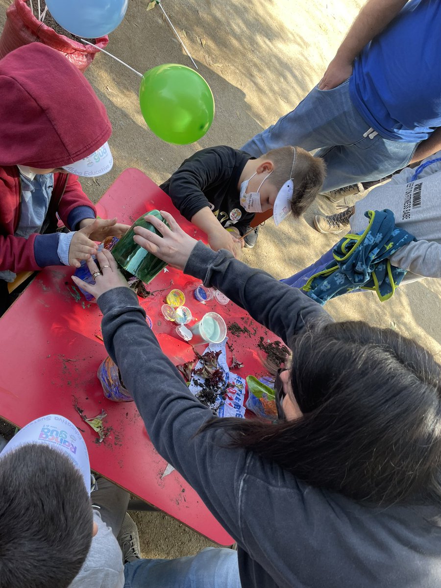 Rguasustentable's tweet photo. Están todos invitados a celebrar el día de la Niñez y adolescencia acá en la media luna de Rancagua, la dirección de Gestión ambiental junto al dep de medio ambiente tenemos talleres de compostaje y de reciclaje ♻️ vengan a disfrutar de este día!! https://t.co/mIHun7JpaP