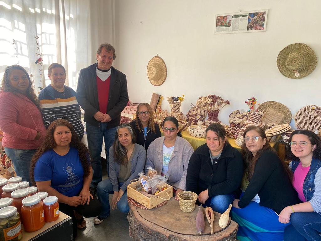 NiltoTatto's tweet photo. A gente já começa o dia inspirado quando conhece um trabalho como esse da Associação de Mulheres Artesãs de Guapiara.
São mulheres que estão na luta por um espaço de criação, produção e exposição dos produtos
#Guapiara #MulheresArtesas #artesanatocomamor #mulheresdeluta https://t.co/vthl0T0MP0