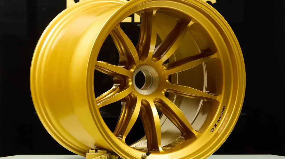 MotorShowme's tweet image. The $2.2M Rodin FZero track car is revealed with 1,160 HP. The single-seater is powered by a twin-turbo V10 and an electric motor.
#RodinFZero #Rodin #FZero #TrackCar #SingleSeater #F1Inspired #HighPerformance #ElectricMotor #EV #MotorShowe