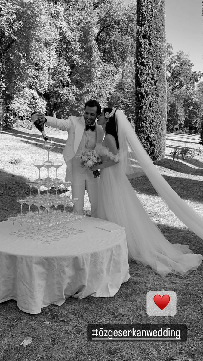 francyb09's tweet photo. Mr&amp;Mrs Çayoğlu 🤍 #ÖzSer #ÖzgeSerkanWedding https://t.co/ztr5naoCzS